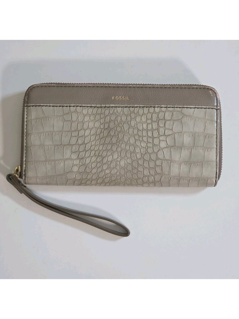 Fossil Croc Embossed Leather Trim Zip Around Wristlet Wallet Gray Taupe SWL3015